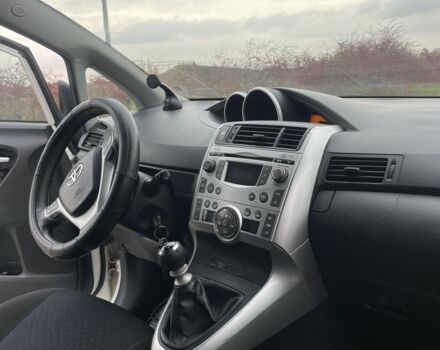 Белый Тойота Версо, объемом двигателя 2 л и пробегом 364 тыс. км за 8000 $, фото 6 на Automoto.ua