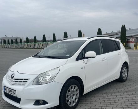 Белый Тойота Версо, объемом двигателя 2 л и пробегом 364 тыс. км за 8000 $, фото 1 на Automoto.ua