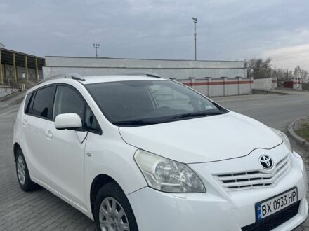 Белый Тойота Версо, объемом двигателя 2 л и пробегом 364 тыс. км за 8000 $, фото 1 на Automoto.ua