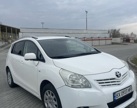 Белый Тойота Версо, объемом двигателя 2 л и пробегом 364 тыс. км за 8000 $, фото 1 на Automoto.ua