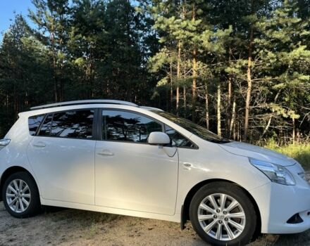 Білий Тойота Версо, об'ємом двигуна 2.2 л та пробігом 230 тис. км за 9800 $, фото 1 на Automoto.ua