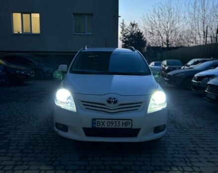 Белый Тойота Версо, объемом двигателя 2 л и пробегом 395 тыс. км за 8100 $, фото 1 на Automoto.ua