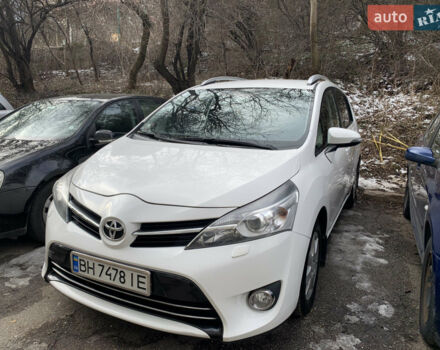 Белый Тойота Версо, объемом двигателя 2 л и пробегом 241 тыс. км за 12000 $, фото 1 на Automoto.ua