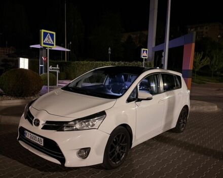 Белый Тойота Версо, объемом двигателя 2 л и пробегом 280 тыс. км за 8800 $, фото 1 на Automoto.ua
