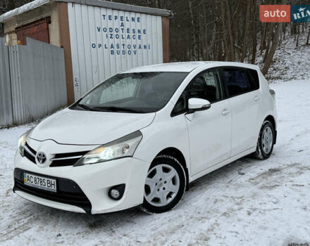 Белый Тойота Версо, объемом двигателя 1.6 л и пробегом 200 тыс. км за 10300 $, фото 1 на Automoto.ua