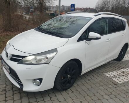 Белый Тойота Версо, объемом двигателя 2 л и пробегом 335 тыс. км за 10948 $, фото 1 на Automoto.ua