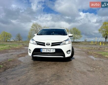 Белый Тойота Версо, объемом двигателя 1.8 л и пробегом 300 тыс. км за 8900 $, фото 1 на Automoto.ua