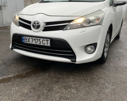 Белый Тойота Версо, объемом двигателя 2 л и пробегом 220 тыс. км за 10500 $, фото 1 на Automoto.ua