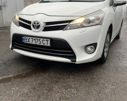 Белый Тойота Версо, объемом двигателя 2 л и пробегом 220 тыс. км за 10500 $, фото 1 на Automoto.ua