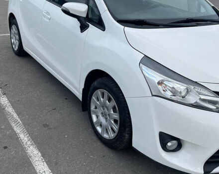 Белый Тойота Версо, объемом двигателя 0 л и пробегом 119 тыс. км за 9600 $, фото 1 на Automoto.ua