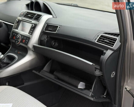 Бежевый Тойота Версо, объемом двигателя 1.6 л и пробегом 132 тыс. км за 11700 $, фото 52 на Automoto.ua