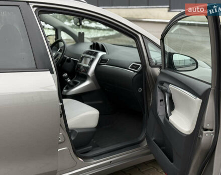 Бежевый Тойота Версо, объемом двигателя 1.6 л и пробегом 132 тыс. км за 11700 $, фото 48 на Automoto.ua