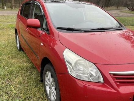 Красный Тойота Версо, объемом двигателя 2 л и пробегом 225 тыс. км за 8836 $, фото 1 на Automoto.ua