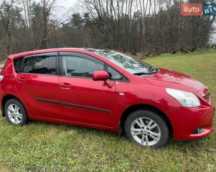 Красный Тойота Версо, объемом двигателя 2 л и пробегом 225 тыс. км за 8668 $, фото 1 на Automoto.ua