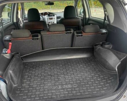 Серый Тойота Версо, объемом двигателя 2 л и пробегом 270 тыс. км за 9000 $, фото 4 на Automoto.ua