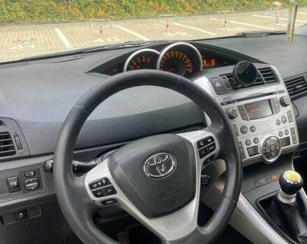 Серый Тойота Версо, объемом двигателя 2 л и пробегом 270 тыс. км за 9000 $, фото 7 на Automoto.ua