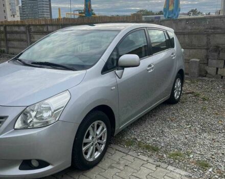 Серый Тойота Версо, объемом двигателя 2 л и пробегом 270 тыс. км за 9000 $, фото 3 на Automoto.ua