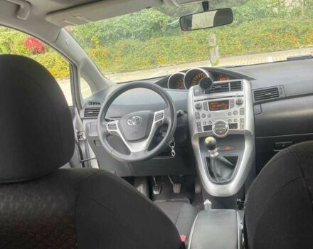 Серый Тойота Версо, объемом двигателя 2 л и пробегом 270 тыс. км за 9000 $, фото 9 на Automoto.ua