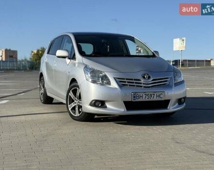 Серый Тойота Версо, объемом двигателя 2.2 л и пробегом 170 тыс. км за 10700 $, фото 1 на Automoto.ua