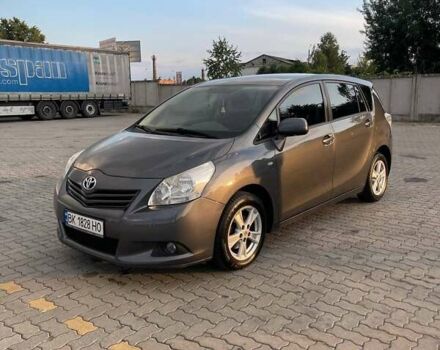 Серый Тойота Версо, объемом двигателя 2 л и пробегом 294 тыс. км за 8500 $, фото 2 на Automoto.ua