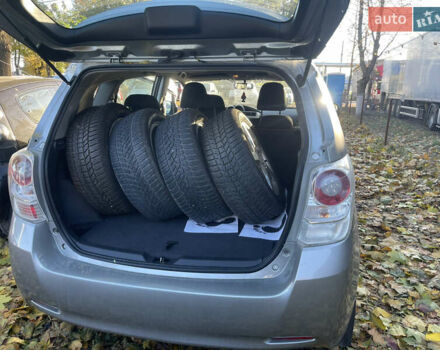 Сірий Тойота Версо, об'ємом двигуна 2 л та пробігом 240 тис. км за 8300 $, фото 4 на Automoto.ua