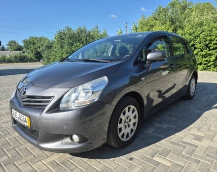 Сірий Тойота Версо, об'ємом двигуна 2 л та пробігом 220 тис. км за 9599 $, фото 2 на Automoto.ua