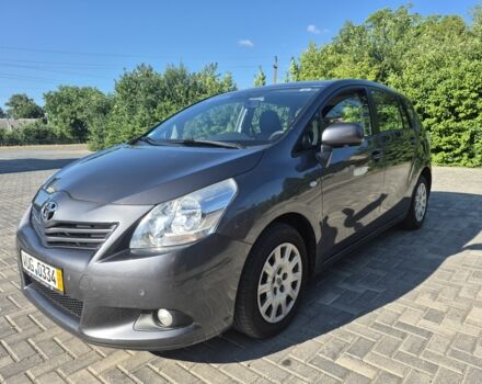 Сірий Тойота Версо, об'ємом двигуна 2 л та пробігом 220 тис. км за 9599 $, фото 1 на Automoto.ua