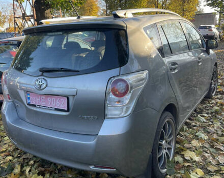 Сірий Тойота Версо, об'ємом двигуна 2 л та пробігом 240 тис. км за 8300 $, фото 1 на Automoto.ua