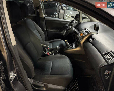 Сірий Тойота Версо, об'ємом двигуна 2 л та пробігом 380 тис. км за 6900 $, фото 10 на Automoto.ua
