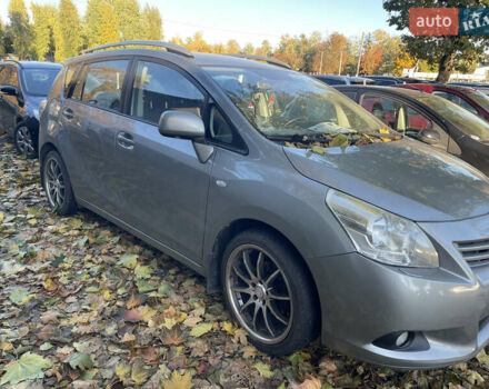 Сірий Тойота Версо, об'ємом двигуна 2 л та пробігом 240 тис. км за 8300 $, фото 2 на Automoto.ua