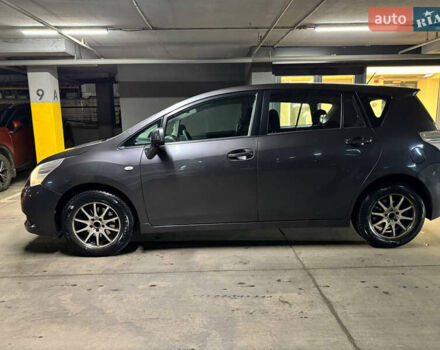 Сірий Тойота Версо, об'ємом двигуна 2 л та пробігом 380 тис. км за 6900 $, фото 2 на Automoto.ua