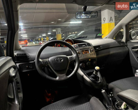 Сірий Тойота Версо, об'ємом двигуна 2 л та пробігом 380 тис. км за 6900 $, фото 8 на Automoto.ua