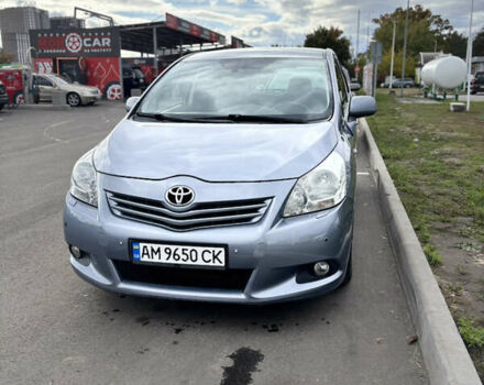 Серый Тойота Версо, объемом двигателя 2.2 л и пробегом 338 тыс. км за 7599 $, фото 2 на Automoto.ua