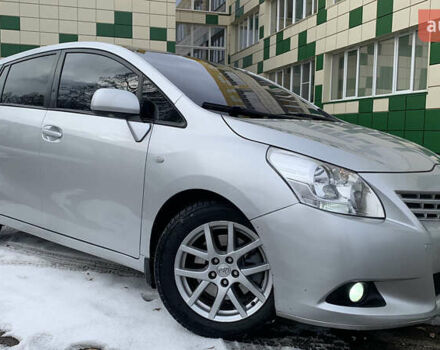 Сірий Тойота Версо, об'ємом двигуна 2.2 л та пробігом 172 тис. км за 9000 $, фото 1 на Automoto.ua