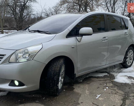 Сірий Тойота Версо, об'ємом двигуна 2.2 л та пробігом 172 тис. км за 9000 $, фото 3 на Automoto.ua