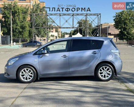 Сірий Тойота Версо, об'ємом двигуна 2.2 л та пробігом 338 тис. км за 7500 $, фото 1 на Automoto.ua