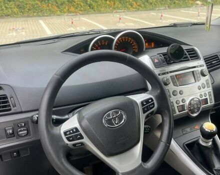 Серый Тойота Версо, объемом двигателя 2 л и пробегом 270 тыс. км за 8600 $, фото 4 на Automoto.ua