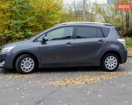 Серый Тойота Версо, объемом двигателя 1.6 л и пробегом 237 тыс. км за 10500 $, фото 1 на Automoto.ua