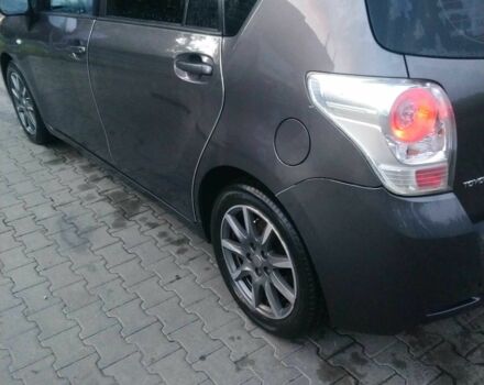 Серый Тойота Версо, объемом двигателя 2 л и пробегом 370 тыс. км за 6900 $, фото 1 на Automoto.ua