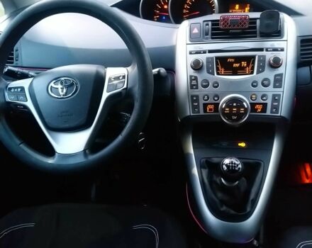 Серый Тойота Версо, объемом двигателя 2 л и пробегом 370 тыс. км за 6900 $, фото 3 на Automoto.ua