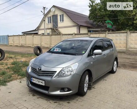 Сірий Тойота Версо, об'ємом двигуна 2 л та пробігом 229 тис. км за 8900 $, фото 2 на Automoto.ua