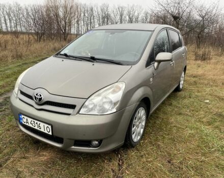 Серый Тойота Версо, объемом двигателя 2.2 л и пробегом 277 тыс. км за 6800 $, фото 1 на Automoto.ua