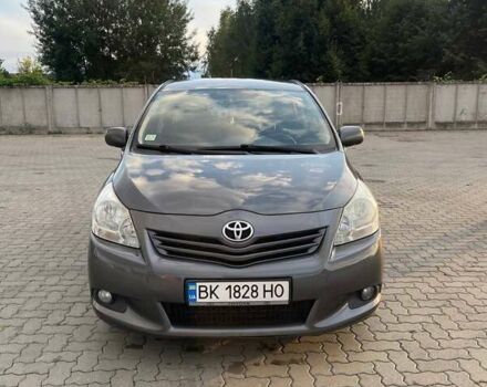 Серый Тойота Версо, объемом двигателя 2 л и пробегом 294 тыс. км за 8500 $, фото 1 на Automoto.ua