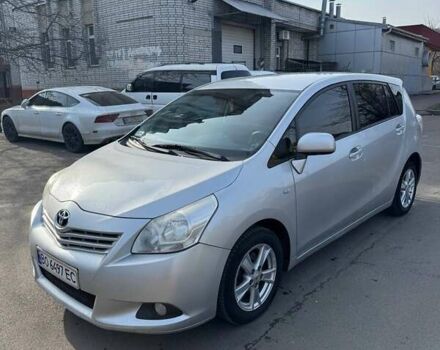 Сірий Тойота Версо, об'ємом двигуна 2 л та пробігом 335 тис. км за 9325 $, фото 1 на Automoto.ua