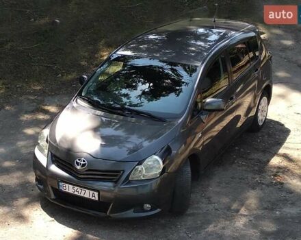 Серый Тойота Версо, объемом двигателя 2 л и пробегом 244 тыс. км за 8200 $, фото 1 на Automoto.ua