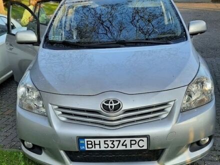 Серый Тойота Версо, объемом двигателя 2 л и пробегом 160 тыс. км за 8500 $, фото 1 на Automoto.ua