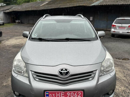 Тойота Версо 2010 в Луцке на Automoto.ua Серый Тойота Версо, объемом двигателя 2 л и пробегом 240 тыс. км за 8300 $, фото 1 на Automoto.ua
