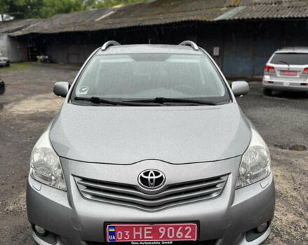 Сірий Тойота Версо, об'ємом двигуна 2 л та пробігом 240 тис. км за 8300 $, фото 1 на Automoto.ua