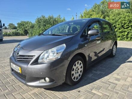 Серый Тойота Версо, объемом двигателя 2 л и пробегом 220 тыс. км за 9999 $, фото 1 на Automoto.ua