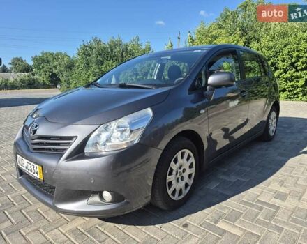 Сірий Тойота Версо, об'ємом двигуна 2 л та пробігом 220 тис. км за 9999 $, фото 1 на Automoto.ua